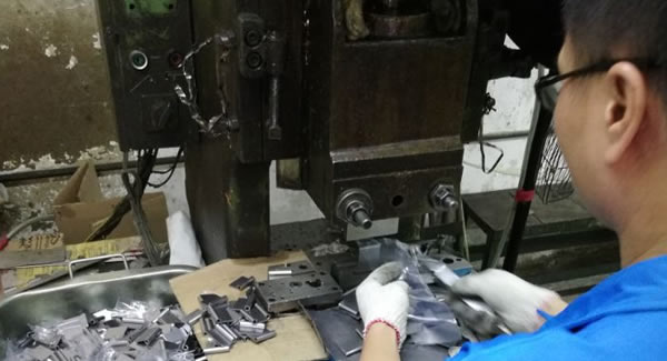 提倡天道酬勤,勤能補(bǔ)拙觀念，提高東莞合頁(yè),東莞鉸鏈,東莞不銹鋼合頁(yè)的生產(chǎn)能力